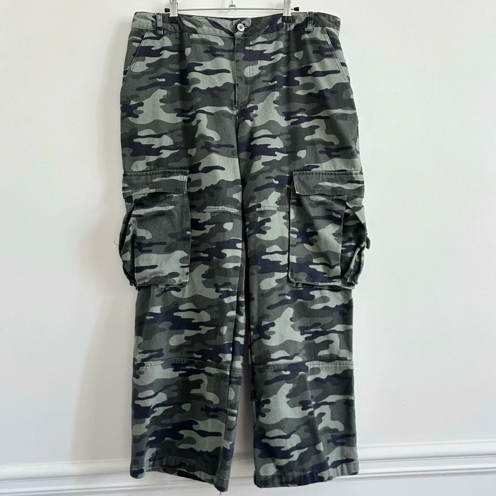 High-Rise Wide-Leg Cargo Jeans in Green Camo - Picture 2 of 14